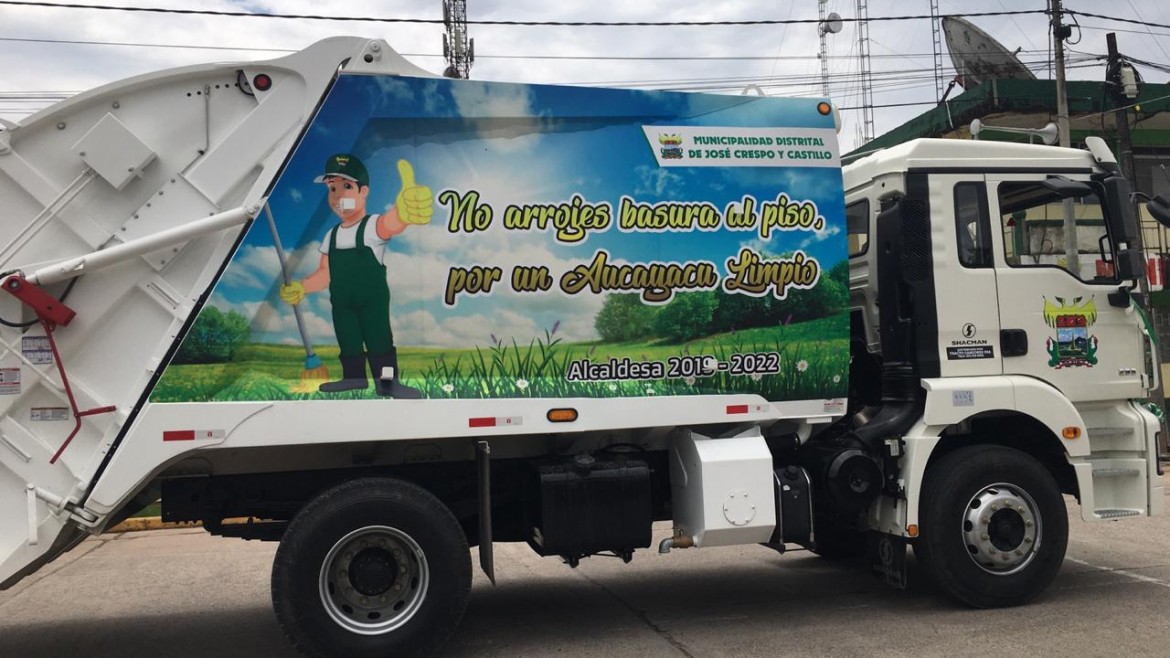 Alcaldesa de Aucayacu presenta el nuevo camión compactador ante la población en general