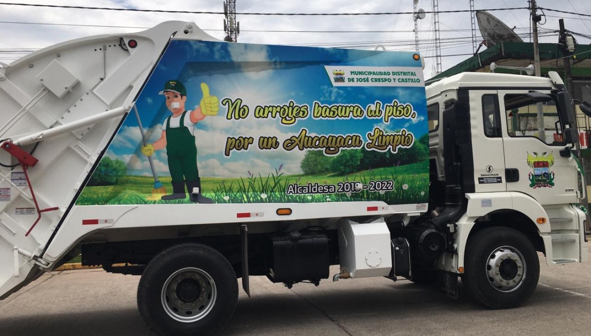 Alcaldesa de Aucayacu presenta el nuevo camión compactador ante la población en general